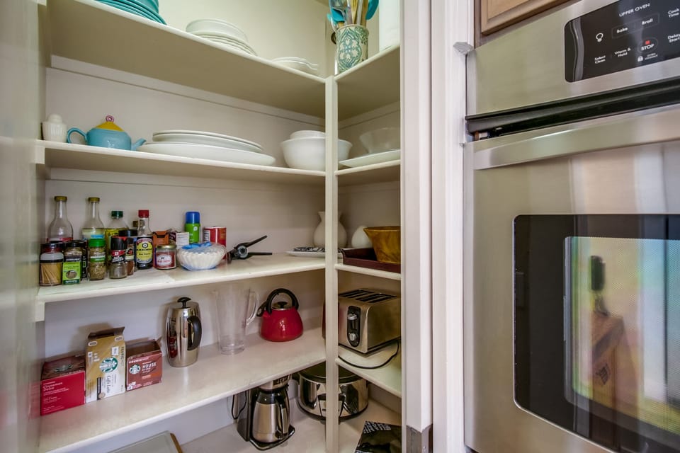 Kitchen pantry 