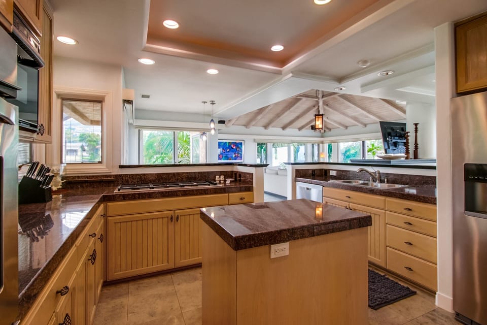 You can enjoy the view of the ocean even while doing the dishes.