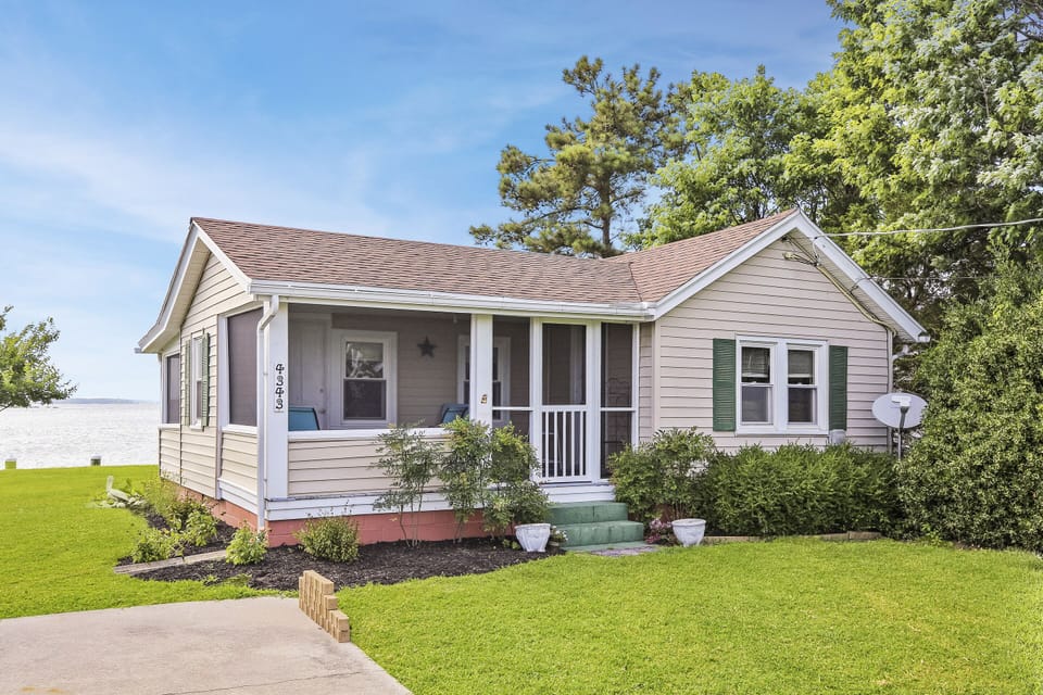 This adorable Waterfront Cottage sleeps 4 and has incredible Bay Views.