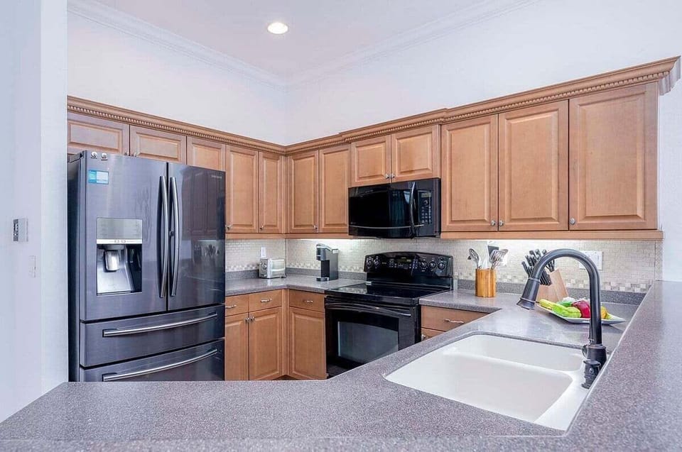 Open Kitchen with Bar