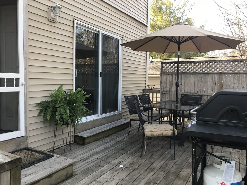 Back deck w grill