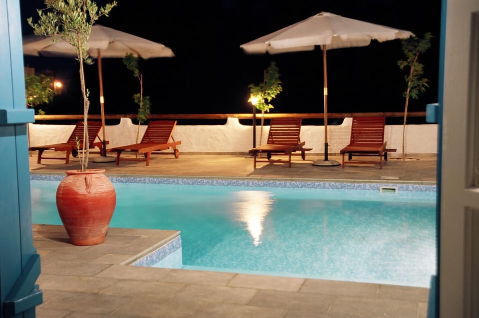 The pool with the umbrellas and sunbeds
