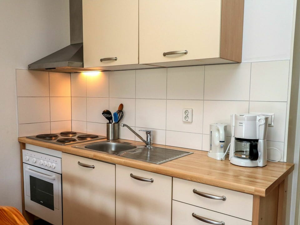 Countertop, Cabinetry, Kitchen Sink, Property, Building, Kitchen Appliance, Kitchen Stove, Kitchen, Sink, Tap