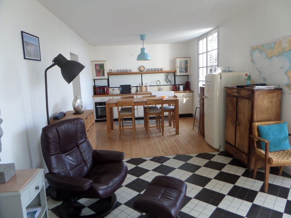 lounge adjoins kitchen