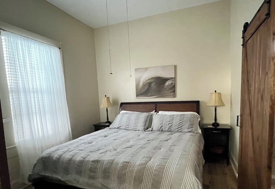 King size bed

( All of our linens are laundered- every stay)