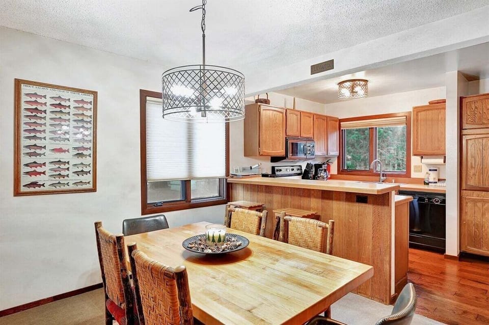 Dining area and kitchen bar