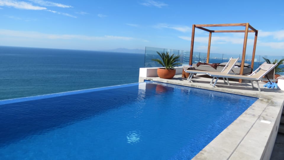  Infinity pool over the bay,beach,ocean and the new pear and what the subset