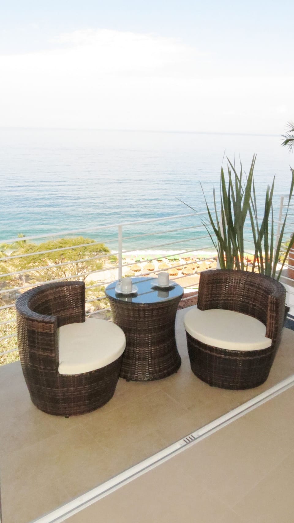 Enjoy the the balcony, have a sun downer and watch the sunset over the ocean