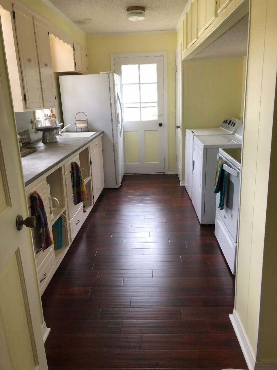 Newly added kitchen area. Fridge/freezer, washer/dryer, elec stove, coffee bar