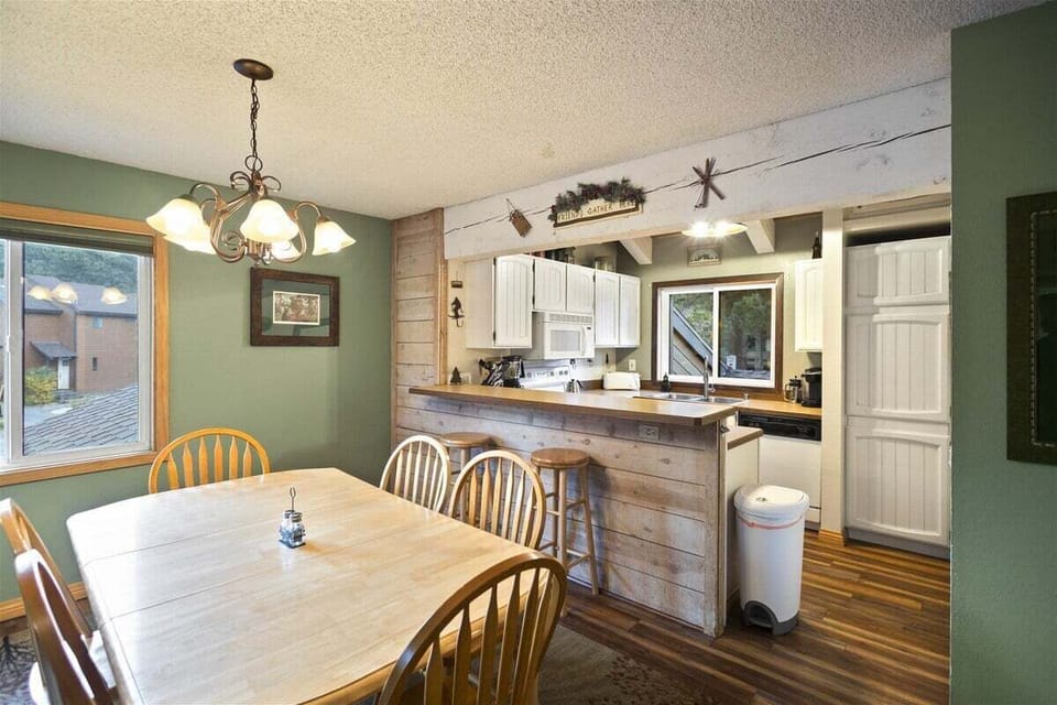 Dining Room and Kitchen Counter Bar seating