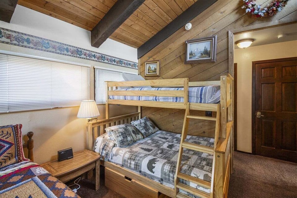 Loft pyramid bunk bed