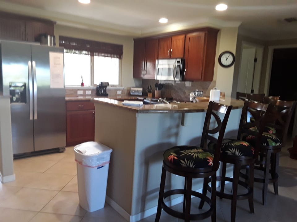 Fully equipped kitchen with lots of extras!! Rice steamer, coffee grinder, etc.