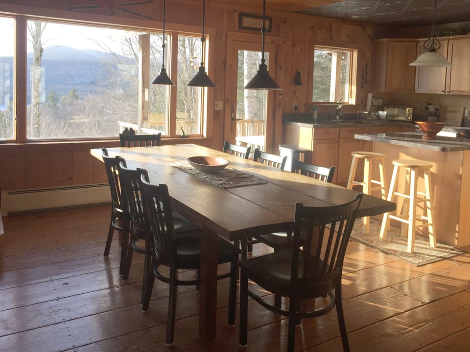 Seating for 10 with Lakeview