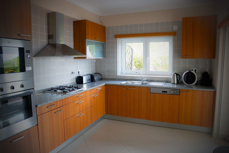 Fully equipped kitchen, quality appliances, coffee machine, kettle & toaster.