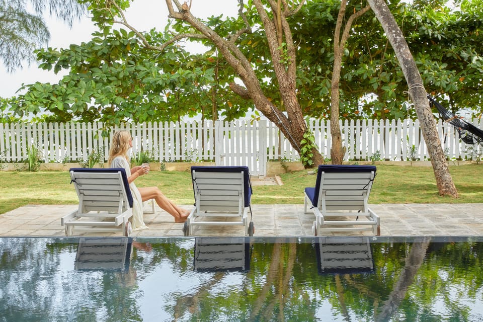 Lounges onto the beach