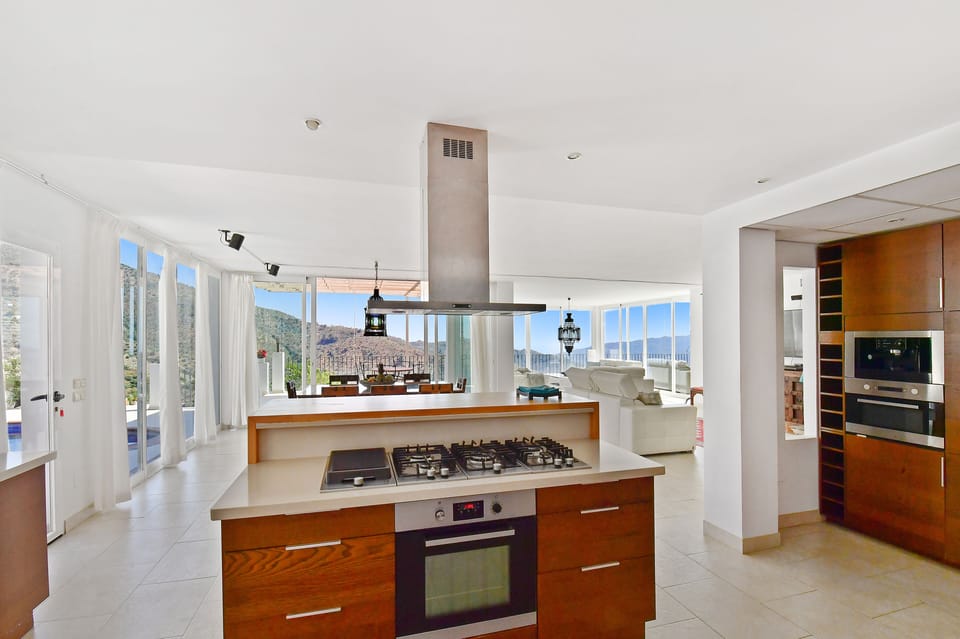 Spacious open kitchen with a view! ❤️