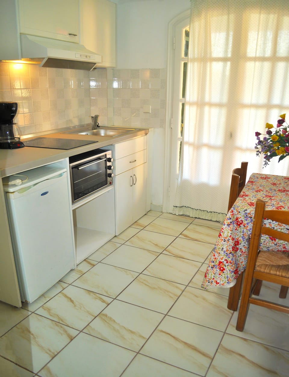 Max. 2-3 persons. Separate dining area and kitchen