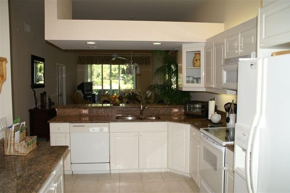 Fully fitted, fully equipped, granite-topped kitchen