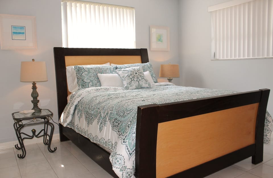 Guest Bedroom with queen bed.