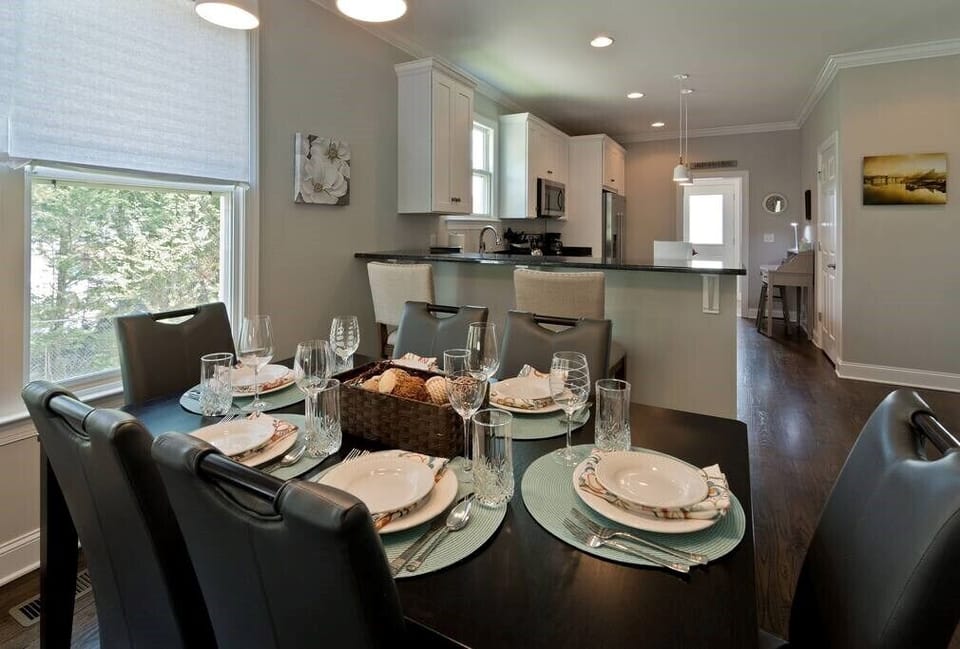 Enjoy your delicious home-cooked meals at the high-quality dining table.