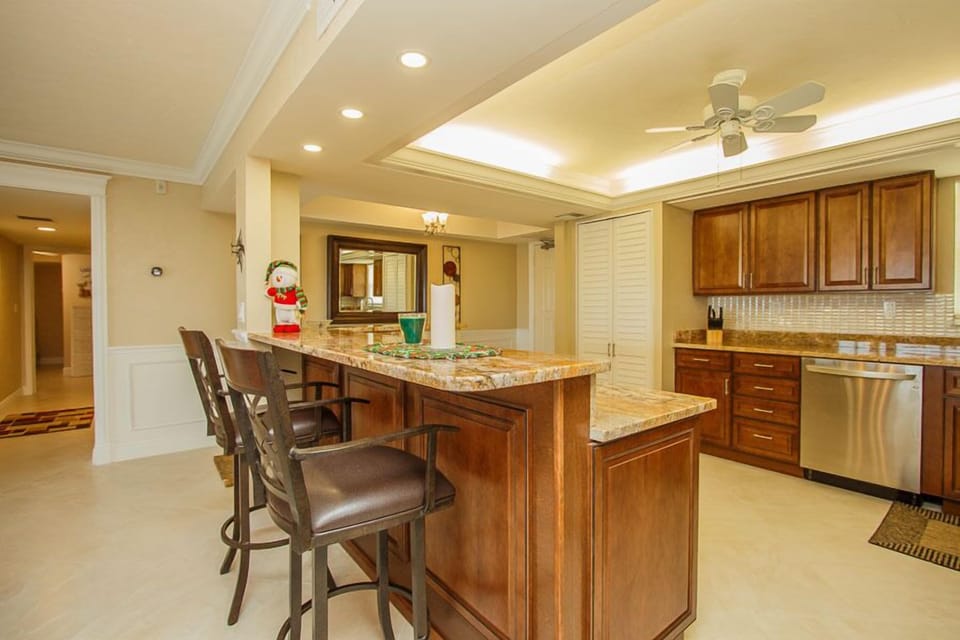 Breakfast Bar and Kitchen