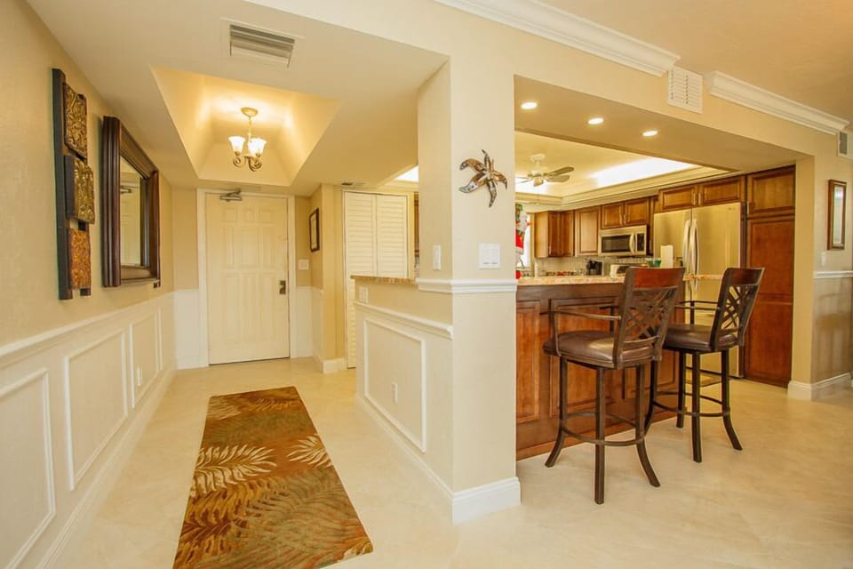 Entry, Breakfast Bar, and Kitchen