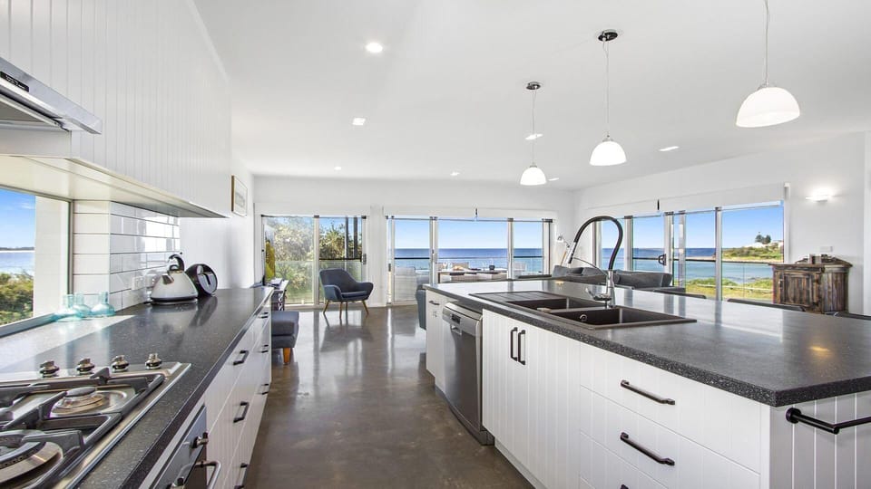 Catalina | Kitchen | Dishwasher | Microwave | Oven | Refrigerator