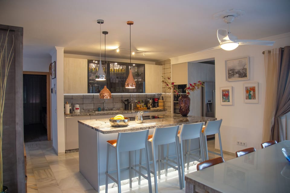 Top spec NEFF appliances. Induction hob, downdraft extraction with external duct