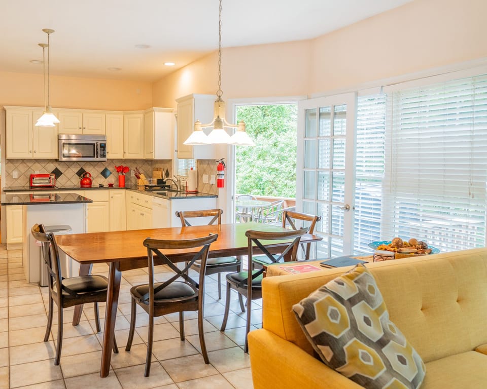 Serene Dining: Open Space with Nature’s View!