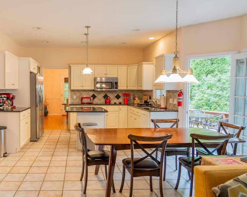 Culinary Haven: Classic Kitchen, Modern Amenities!