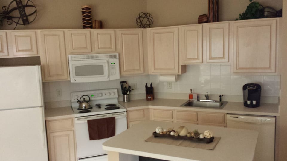 so many extras in those cabinets for cooking and eating