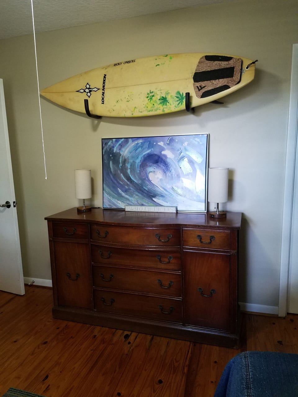 Surf and beach theme in guest bedroom.