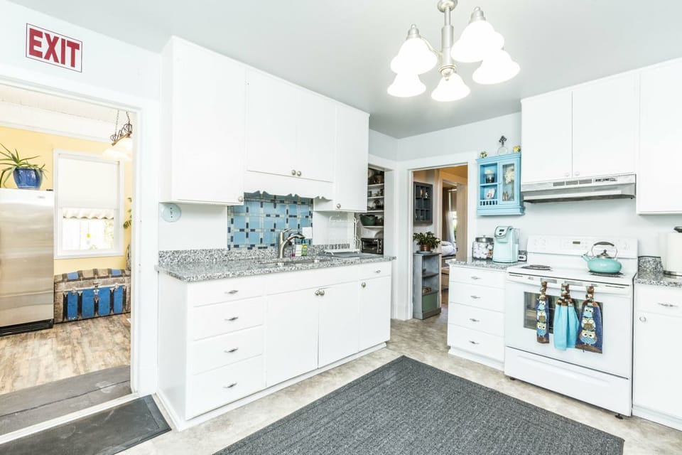 Better shot of the kitchen, it is quite large and easy to maneuver in.