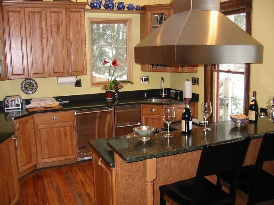 Weeping Willow Profession Viking Kitchen with granite counters