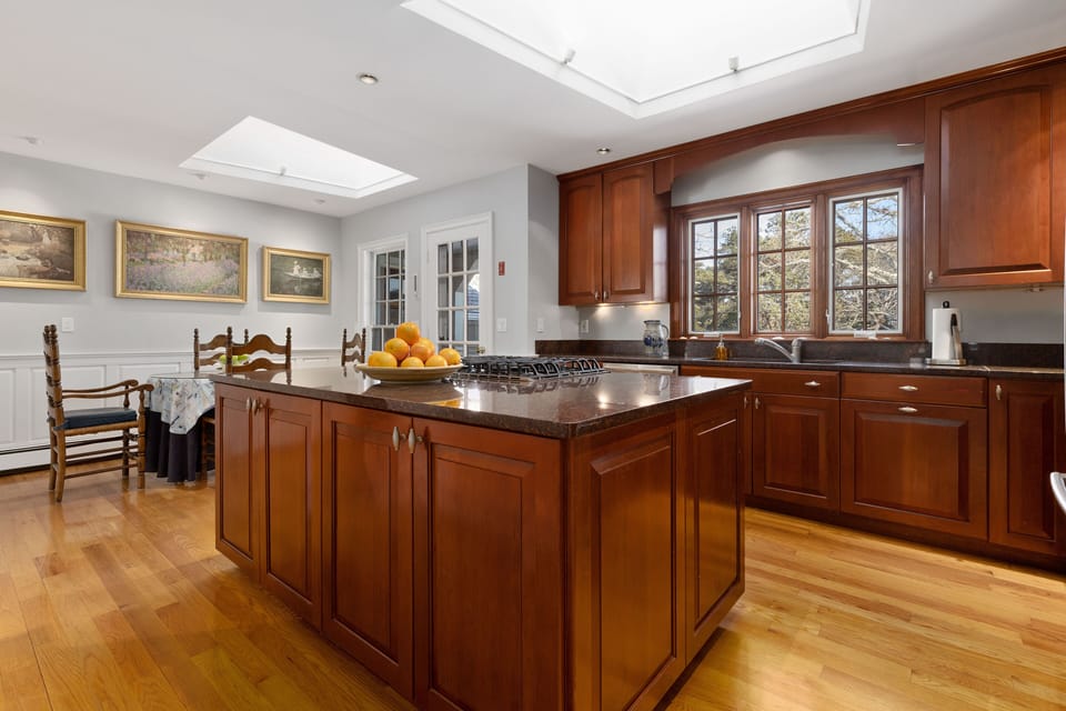 Large island, comfortable seating area
