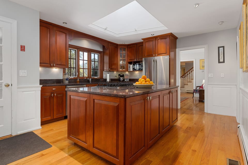 Well equipped chef's kitchen w. stainless steel appliances