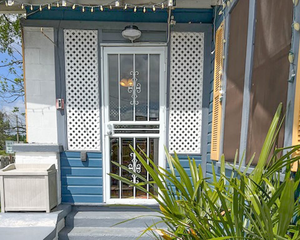 Guest 
Entrance