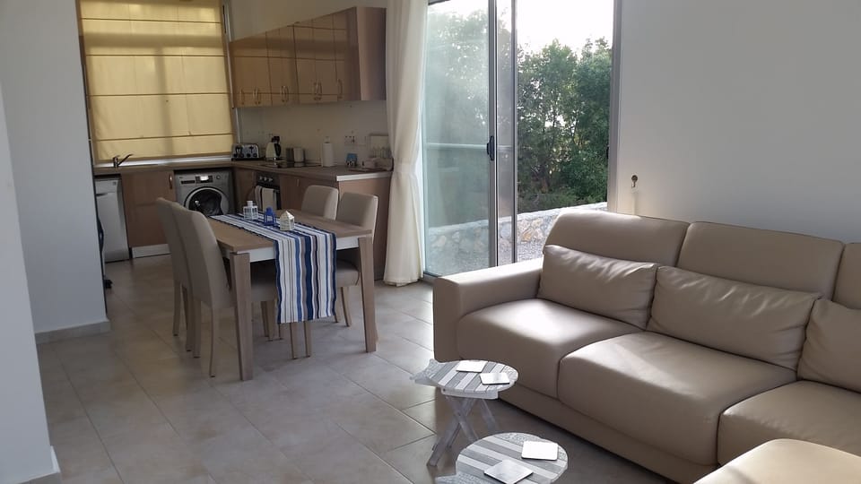 Light & airy open plan living/dining area