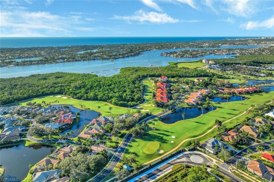 Villa located in Windstar directly on Naples Bay with golf course and marina