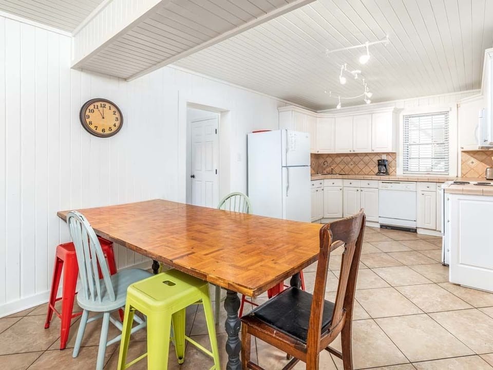 Downstairs additional dining for 7