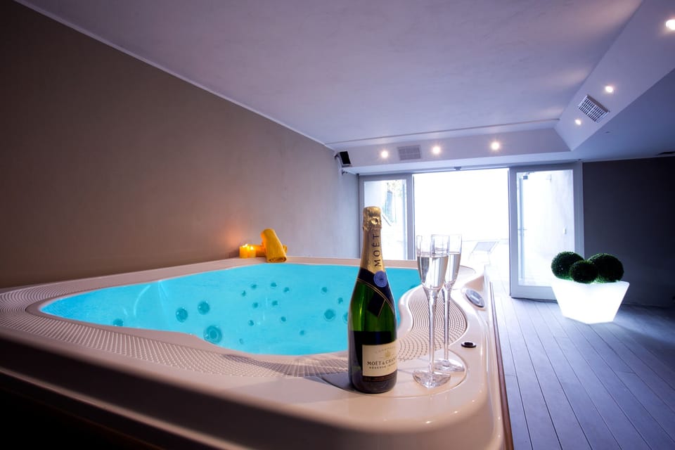 Salute! Toast your stay on the lake in the indoor jacuzzi open all year!