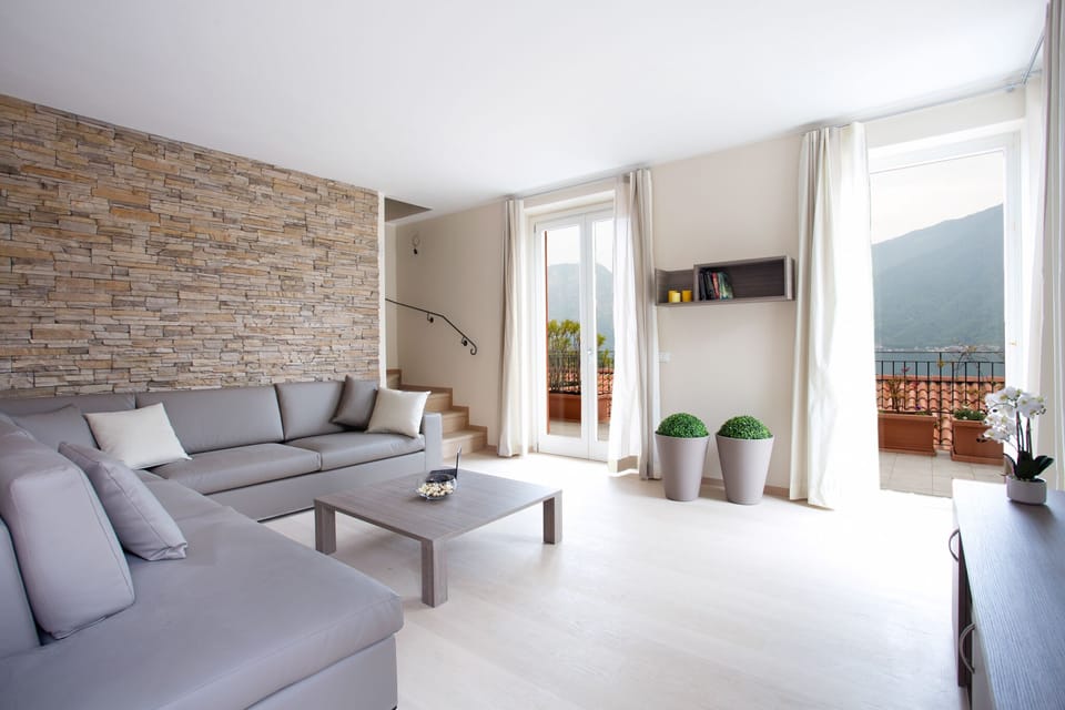 Luxuriously lake view living inside and out.