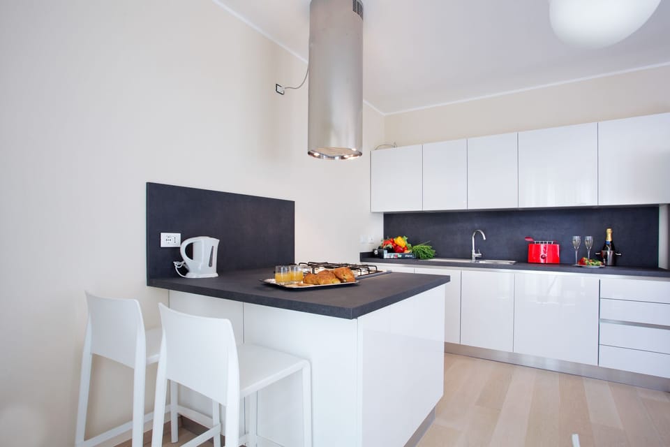 Contemporary kitchen with all mod cons.