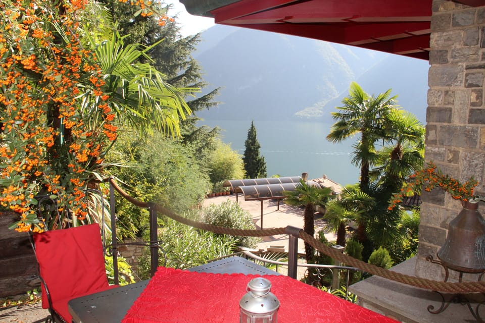 terrace in front of the kitchen with diningplace for 4 persons, lakeview