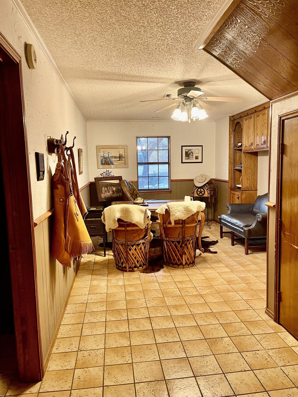 Bring your laptop & work a little from this nice office