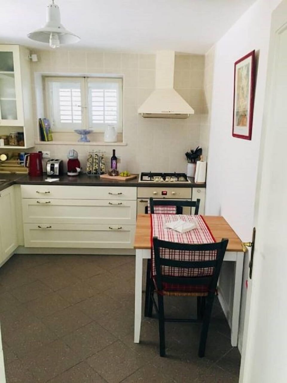 Fully self-contained and private, eat-in kitchen