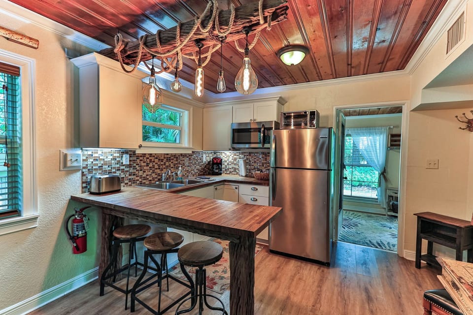 Kitchen area with breakfast nook