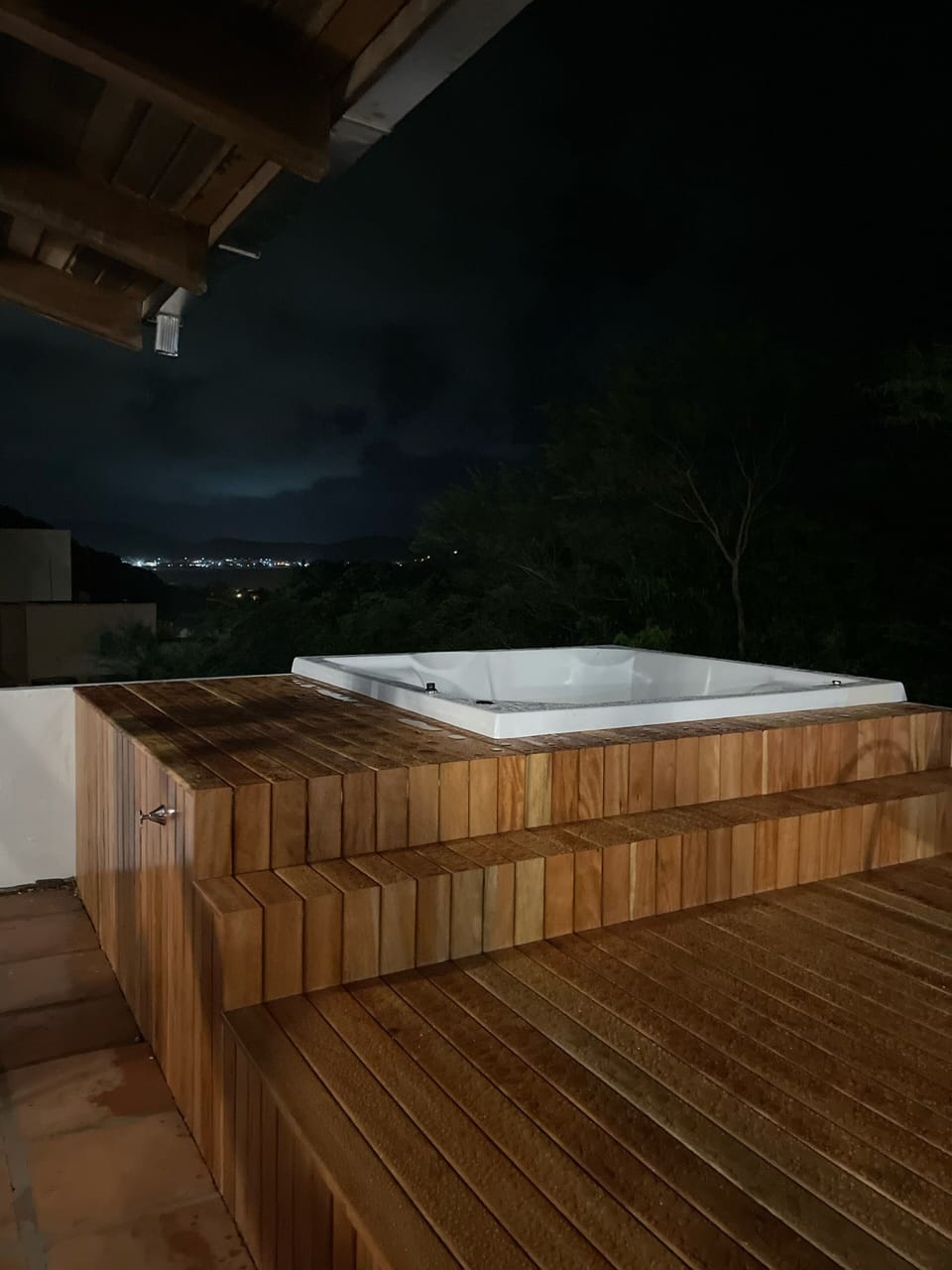 Outdoor spa tub