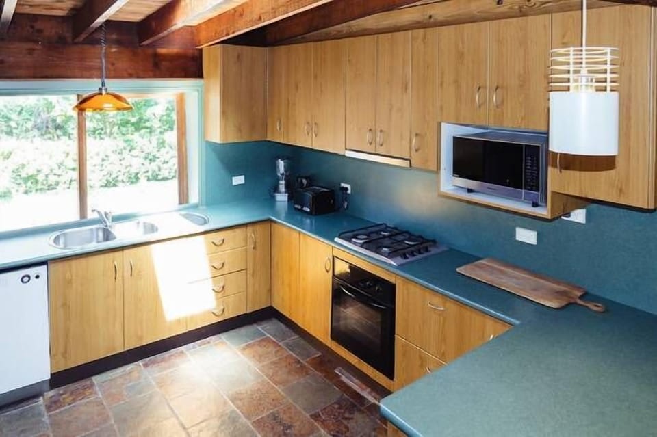 Fully equipped country-style kitchen 