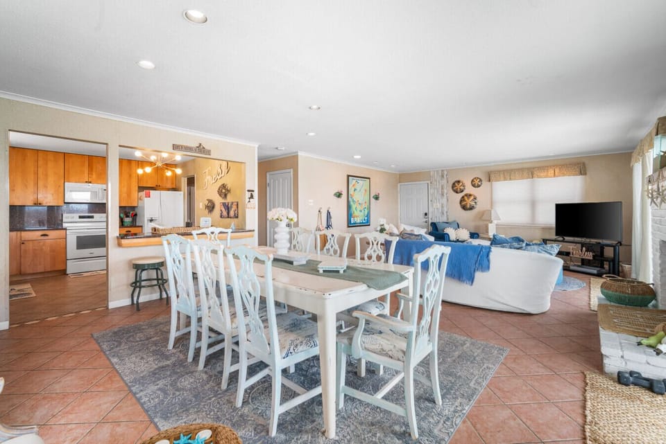 Dining room... leading into the fully stocked eat-in kitchen